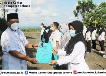 BUPATI SELUMA BAGIKAN SK PTT DI LINGKUNGAN DINAS KESEHATAN