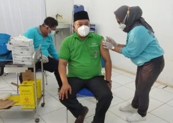 BUPATI SELUMA TERIMA SUNTIK VAKSIN COVID-19 KE-TIGA