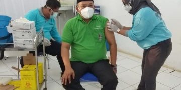 BUPATI SELUMA TERIMA SUNTIK VAKSIN COVID-19 KE-TIGA