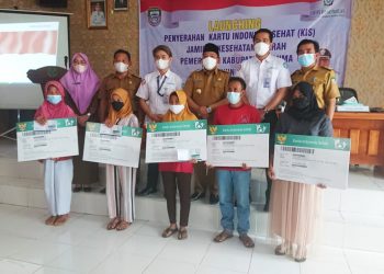 LAUNCHING PENYERAHAN KARTU INDONESIA SEHAT ( KIS ) JAMINAN KESEHATAN DAERAH PEMERINTAH KABUPATEN SELUMA TAHUN 2022