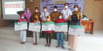 LAUNCHING PENYERAHAN KARTU INDONESIA SEHAT ( KIS ) JAMINAN KESEHATAN DAERAH PEMERINTAH KABUPATEN SELUMA TAHUN 2022