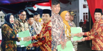 PIAGAM PENGHARGAAN DARI BUPATI SELUMA UNTUK DUA PEGAWAI BERPRESTASI DI DINAS KESEHATAN KABUPATEN SELUMA TAHUN 2022