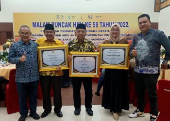 BUPATI DAN DINKES SELUMA RAIH TIGA PENGHARGAAN DIBIDANG KESEHATAN PADA MALAM PUNCAK HKN KE-58 PROVINSI BENGKULU TAHUN 2022