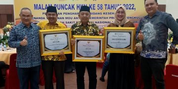 BUPATI DAN DINKES SELUMA RAIH TIGA PENGHARGAAN DIBIDANG KESEHATAN PADA MALAM PUNCAK HKN KE-58 PROVINSI BENGKULU TAHUN 2022