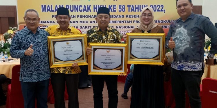 BUPATI DAN DINKES SELUMA RAIH TIGA PENGHARGAAN DIBIDANG KESEHATAN PADA MALAM PUNCAK HKN KE-58 PROVINSI BENGKULU TAHUN 2022