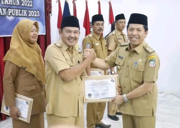 DINKES SELUMA, PUSKESMAS TAIS DAN PUSKESMAS DERMAYU MENERIMA PIAGAM PENGHARGAAN PREDIKAT KEPATUHAN STANDAR PELAYANAN PUBLIK TAHUN 2022 DAN COACHING CLINIC KEPATUHAN STANDAR PUBLIK 2023