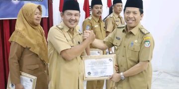DINKES SELUMA, PUSKESMAS TAIS DAN PUSKESMAS DERMAYU MENERIMA PIAGAM PENGHARGAAN PREDIKAT KEPATUHAN STANDAR PELAYANAN PUBLIK TAHUN 2022 DAN COACHING CLINIC KEPATUHAN STANDAR PUBLIK 2023