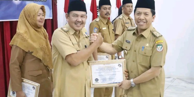 DINKES SELUMA, PUSKESMAS TAIS DAN PUSKESMAS DERMAYU MENERIMA PIAGAM PENGHARGAAN PREDIKAT KEPATUHAN STANDAR PELAYANAN PUBLIK TAHUN 2022 DAN COACHING CLINIC KEPATUHAN STANDAR PUBLIK 2023