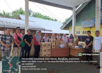 TIM KRISIS DINAS KESEHATAN KABUPATEN SELUMA TURUN LANGSUNG KE LOKASI BANJIR UNTUK MEMANTAU DAN MEMBERIKAN BANTUAN OBAT DI WILAYAH TERDAMPAK BANJIR KABUPATEN SELUMA TAHUN 2024