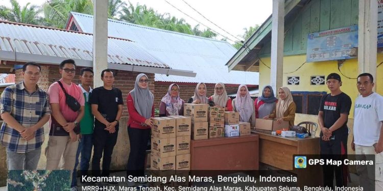TIM KRISIS DINAS KESEHATAN KABUPATEN SELUMA TURUN LANGSUNG KE LOKASI BANJIR UNTUK MEMANTAU DAN MEMBERIKAN BANTUAN OBAT DI WILAYAH TERDAMPAK BANJIR KABUPATEN SELUMA TAHUN 2024