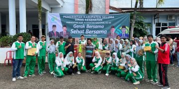 MEMPERINGATI HARI KESEHATAN NASIONAL KE 60, DINAS KESEHATAN SELUMA MENGADAKAN SENAM BERSAMA SERTA MENYAJIKAN DOORPRIZE DAN PEMERIKSAAN KESEHATAN GRATIS