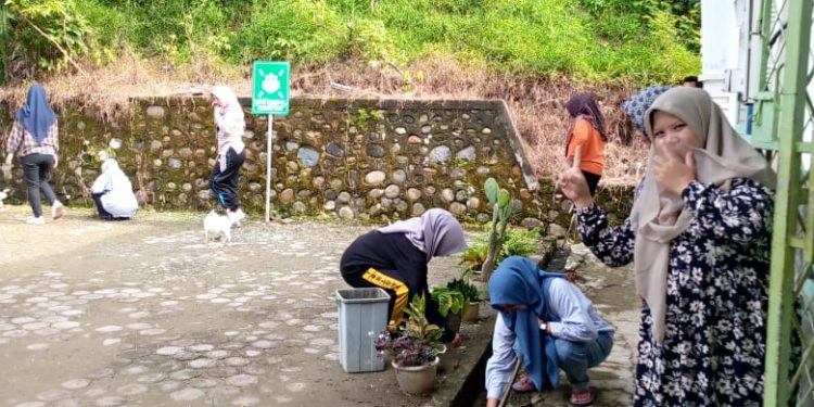 Dinas Kesehatan Kabupaten Seluma Melakukan Kegiatan Jumat Bersih untuk Ciptakan Lingkungan Sehat