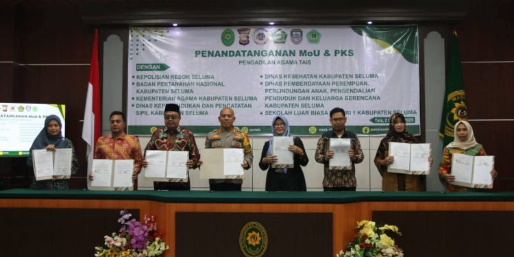 Dinas kesehatan kabupaten Seluma bersama sejumlah instansi strategis di kabupaten Seluma mengikuti kegiatan penandatanganan Nota Kesepahaman (MoU) dan Perjanjian Kerja Sama (PKS) di Pengadilan Agama Kabupaten Seluma di Kabupaten Seluma