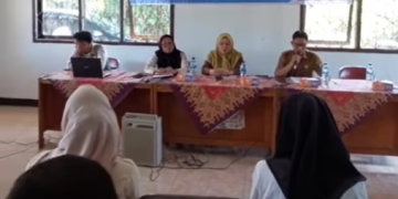 DINKES SELUMA SOSIALISASIKAN GERAKAN KEBUGARAN JASMANI MELALUI APLIKASI SIPGAR DIKANTOR CAMAT SELUMA BARAT