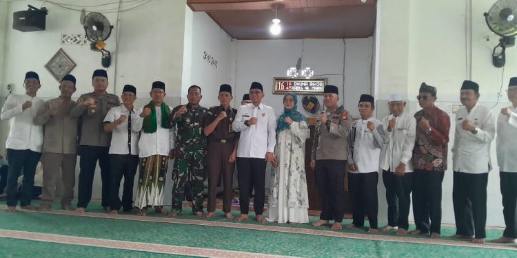 BUPATI SELUMA GELAR SAFARI RAMADHAN BERSAMA DINAS KESEHATAN, SALURKAN BANTUAN DAN VOUCHER UMRAH